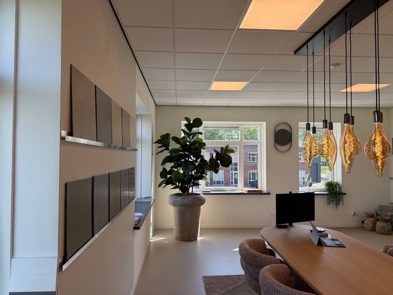 Adviestafel in de showroom van Middag Gietvloeren in Culemborg